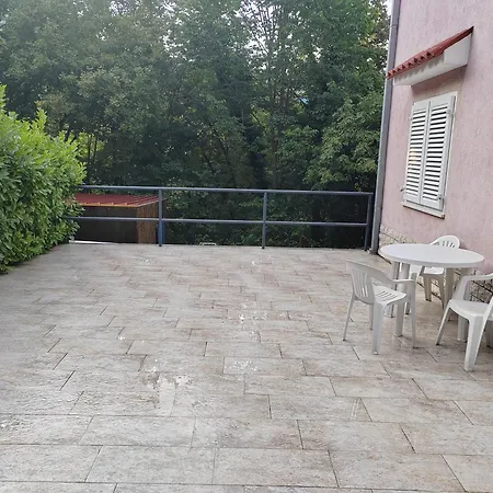 Luka Apartment *