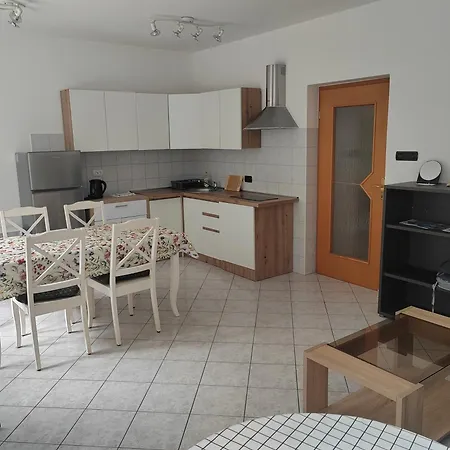 Luka Apartment *